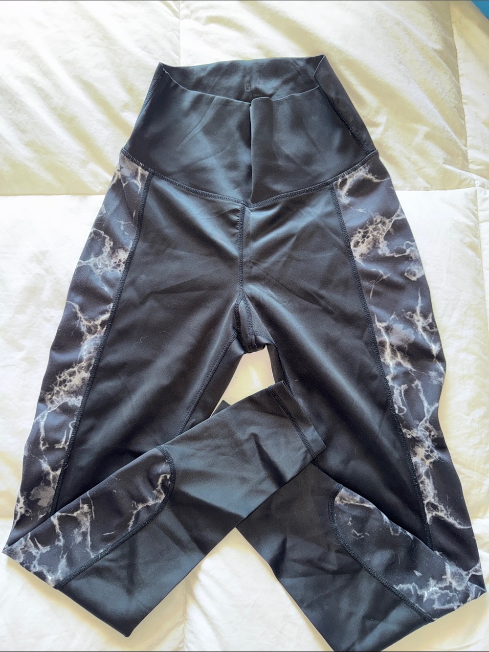 Like New Buff Bunny black marble legging size SMALL